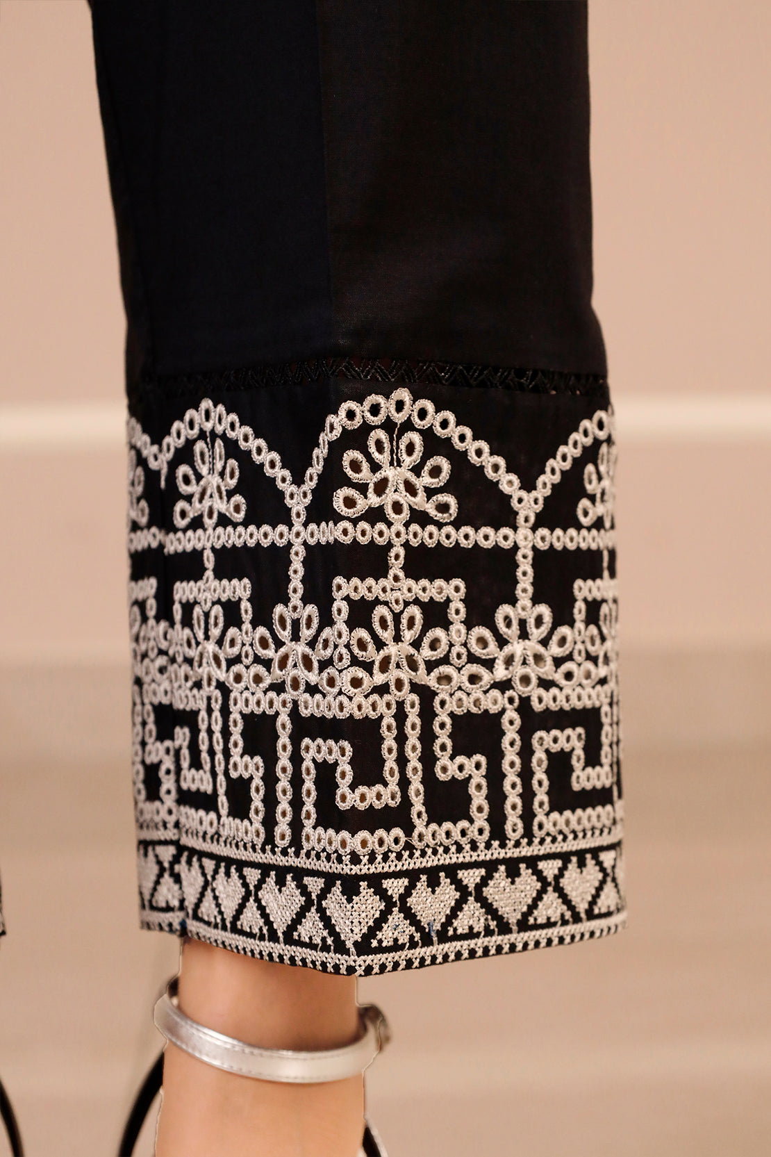 Saya Embroidery Cambric Pant