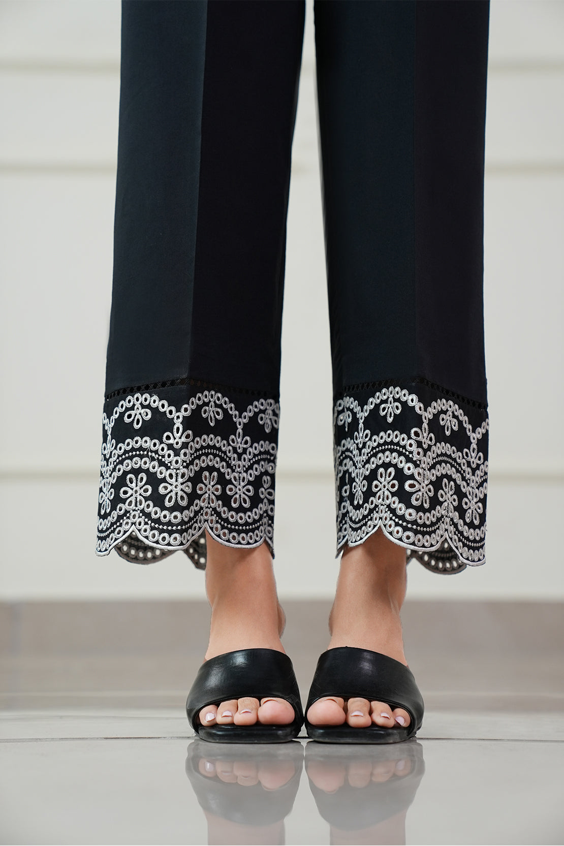 Saya Embroidery Cambric Pant