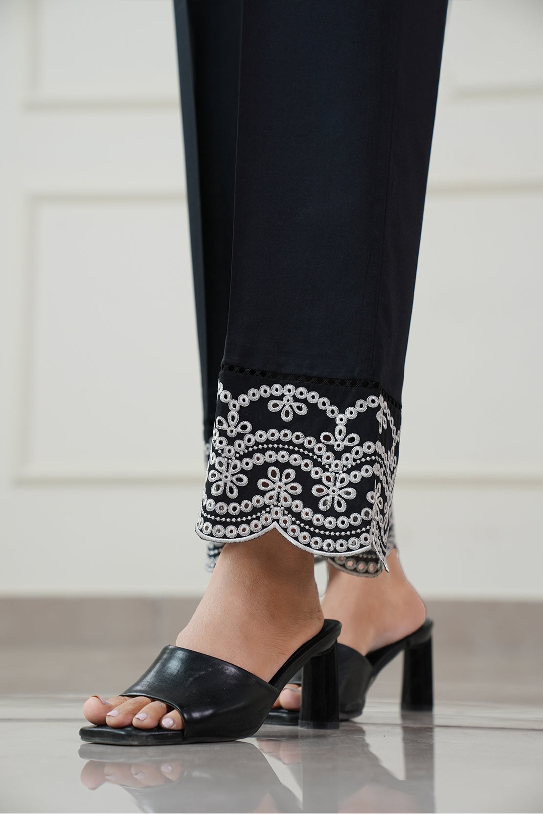 Saya Embroidery Cambric Pant