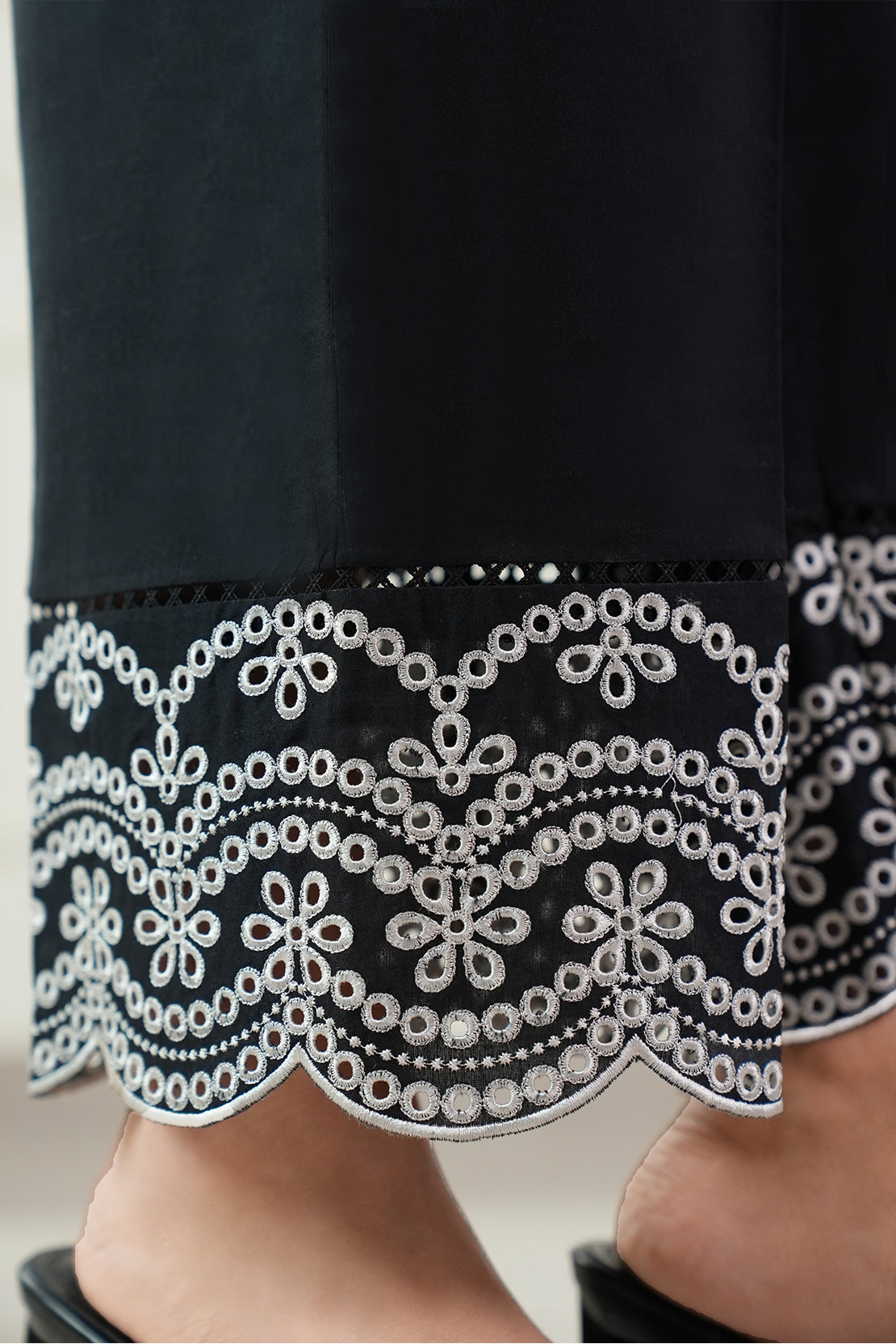 Saya Embroidery Cambric Pant