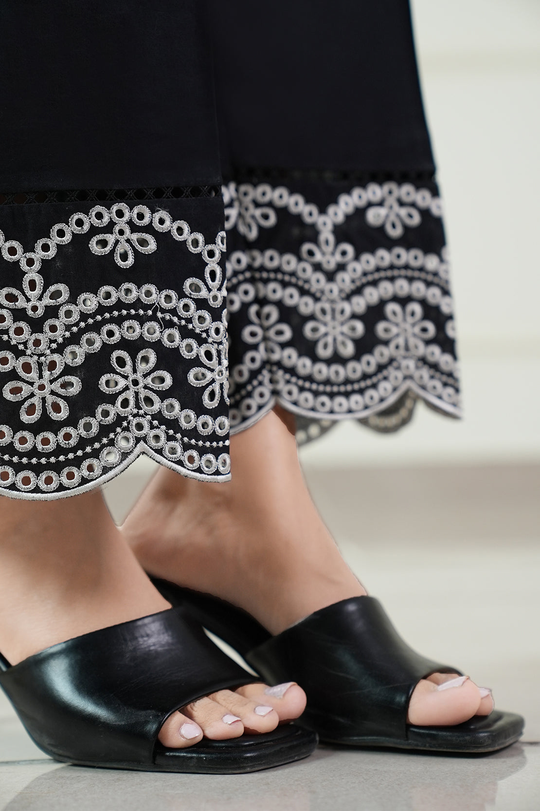 Saya Embroidery Cambric Pant