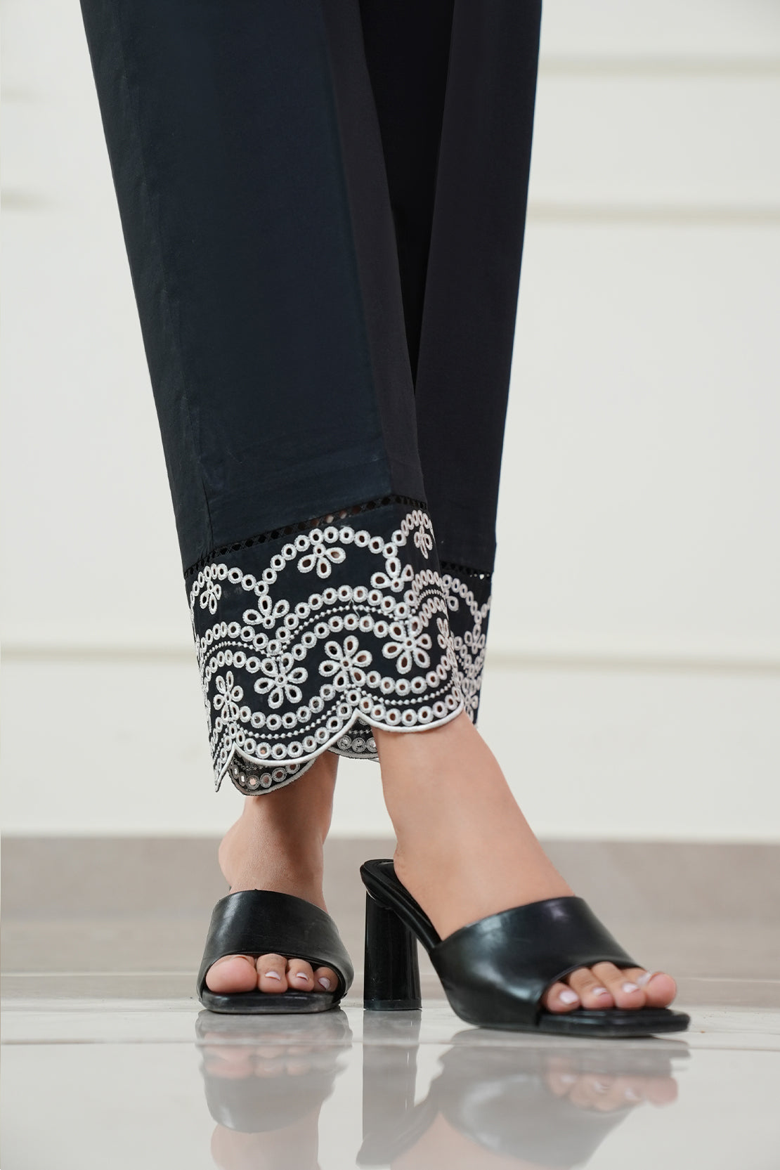 Saya Embroidery Cambric Pant